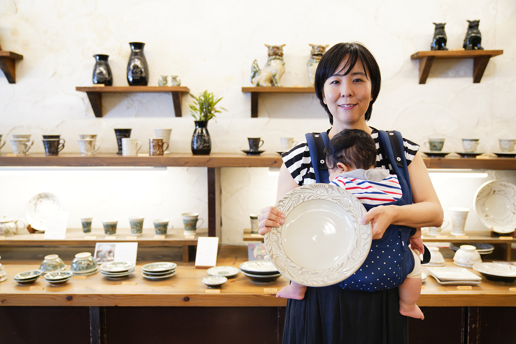 「壺屋焼窯元 育陶園」高江洲若菜さん / 那覇市壺屋 やちむん通り｜このまちで生きる人 インタビュー