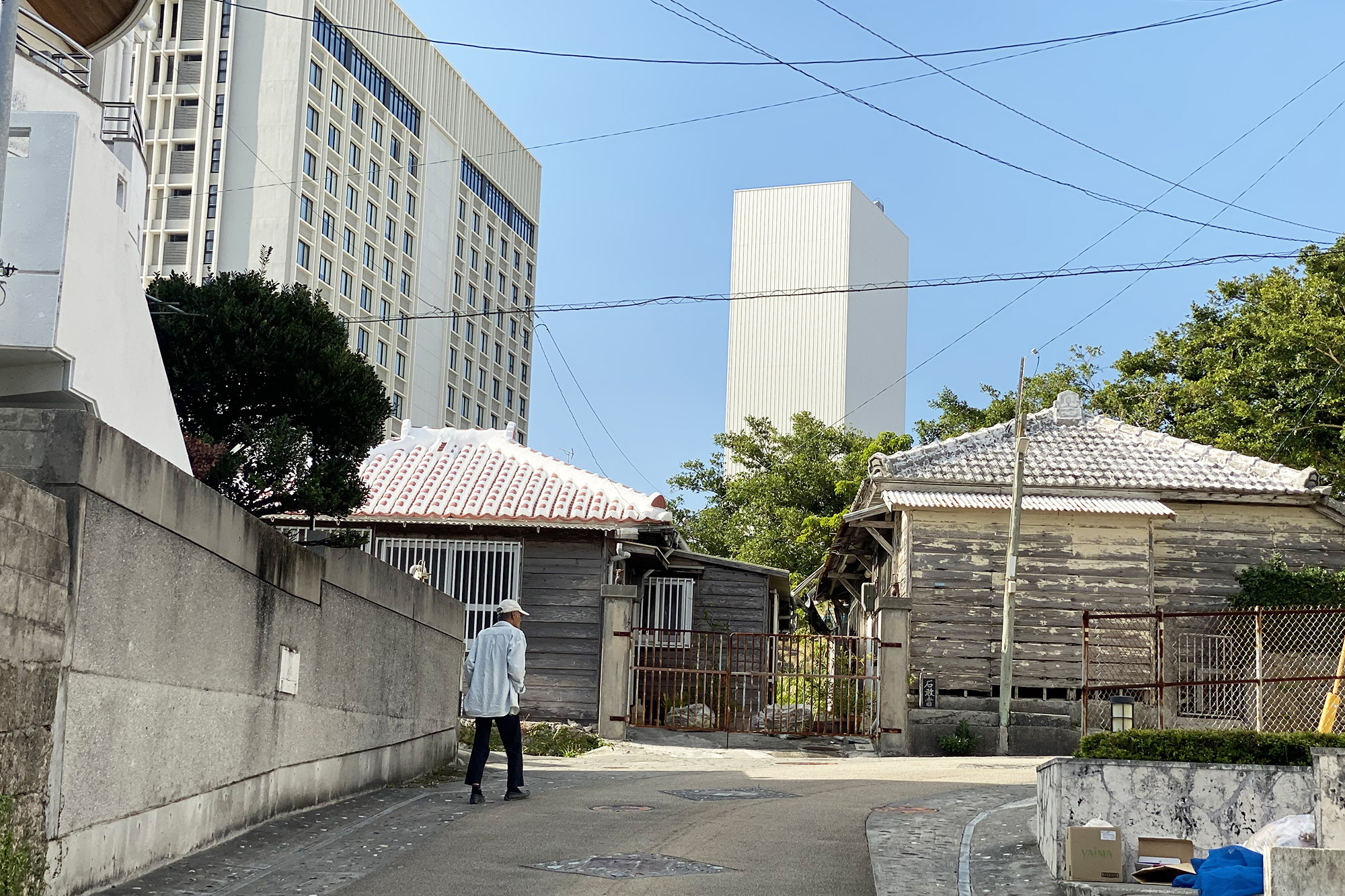かつては天ぷら屋が立ち並び、沖縄戦直前に掘られた防空壕が残る「てんぷら坂」をまちまーい。｜発見！まちまーい