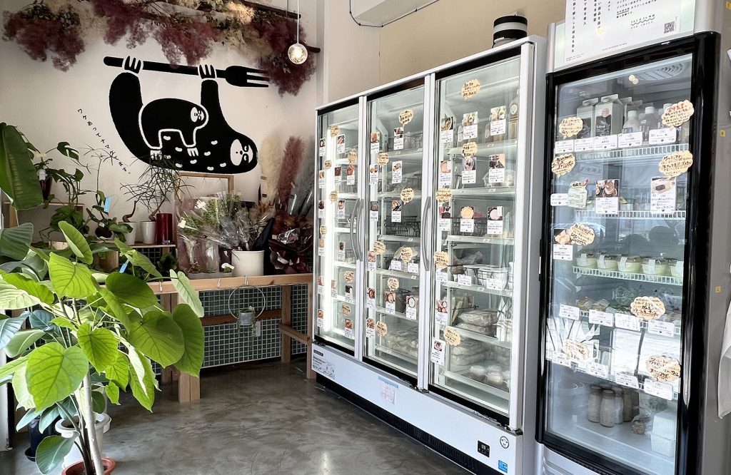 ナマケモノストアー｜浦添市仲間にオープンした24時間営業の無人販売店。沖縄の人気飲食店の商品がズラリ