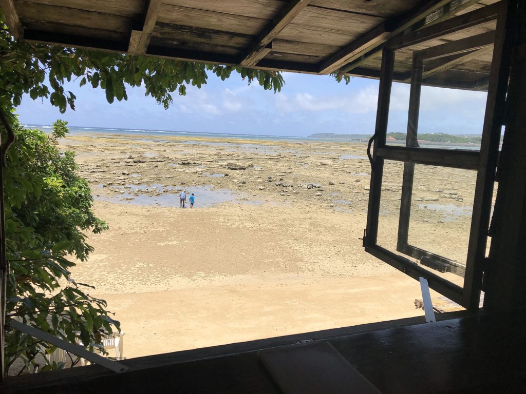 沖縄を心から感じる人気の絶景カフェ『浜辺の茶屋』｜南城市玉城 / CELEBRATIONS maki