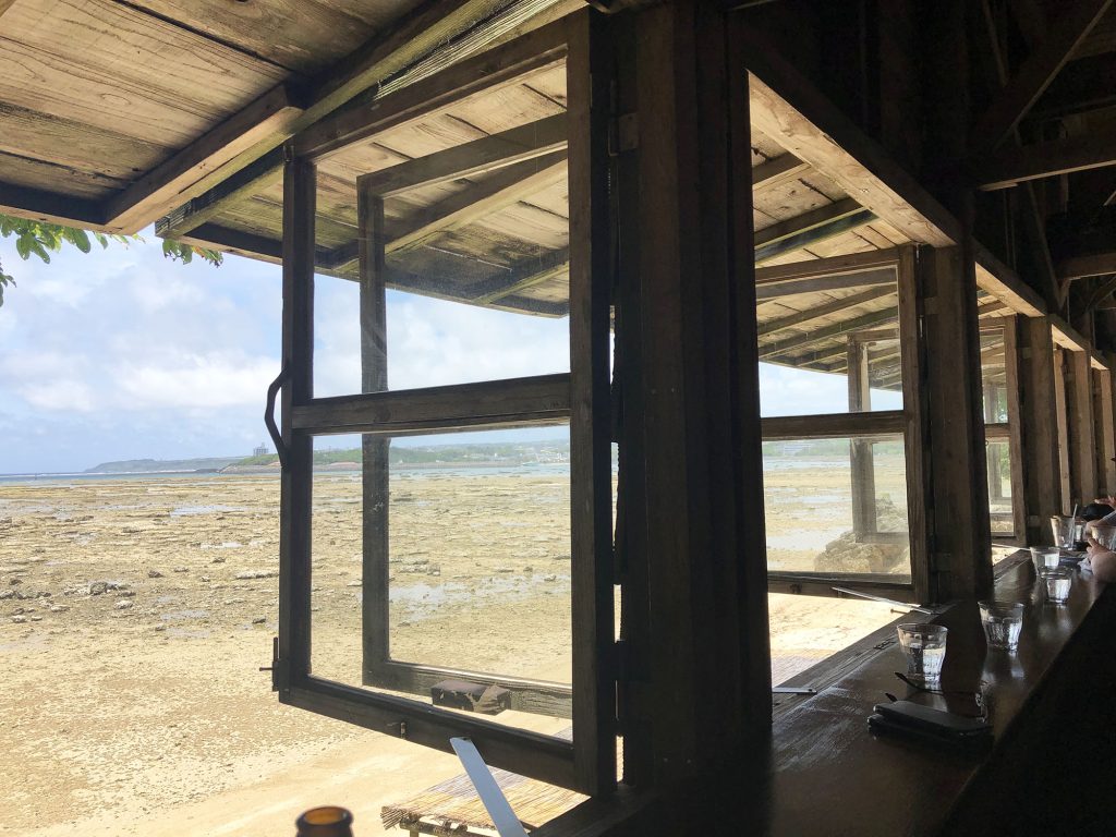 沖縄を心から感じる人気の絶景カフェ『浜辺の茶屋』｜南城市玉城 / CELEBRATIONS maki