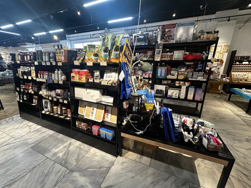 キリスト教書店『ライフセンタービブロス堂』で楽しめる雑貨やカフェ時間|那覇市曙 /CELEBRATIONS maki