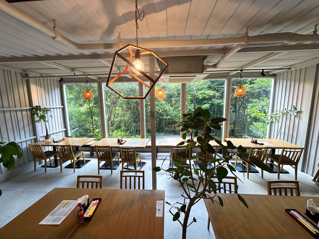 やんばるの原生林の森の中の沖縄そば家『沖縄そば　今帰仁の森』｜国頭郡今帰仁村 /CELEBRATIONS maki