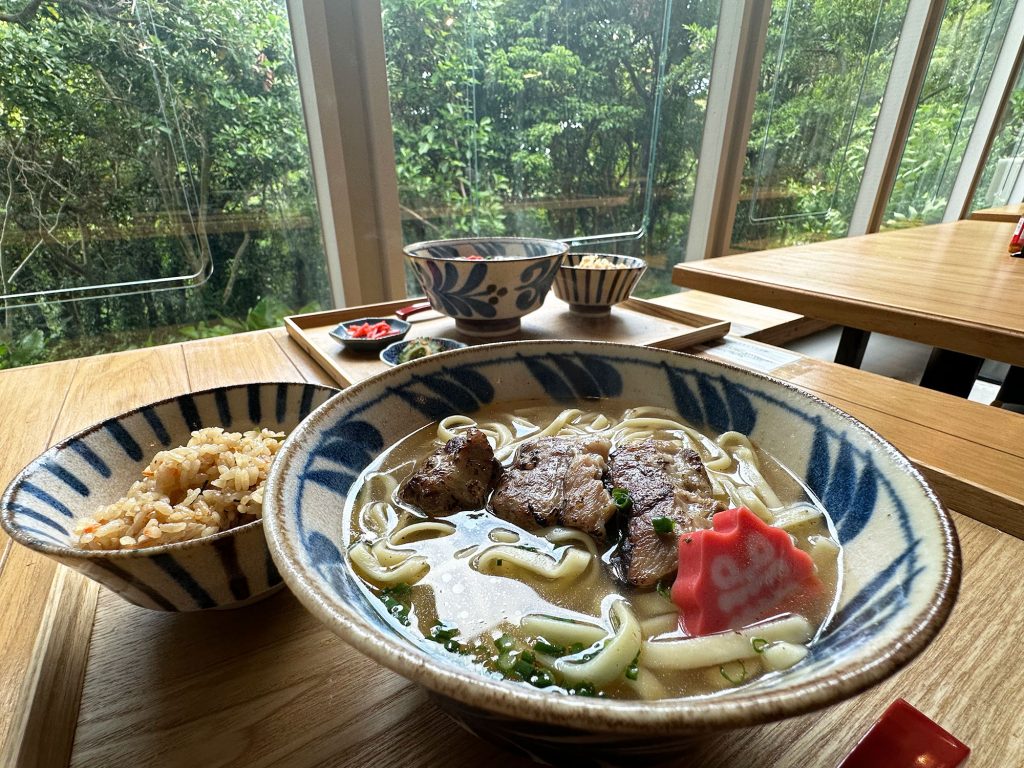 やんばるの原生林の森の中の沖縄そば家『沖縄そば　今帰仁の森』｜国頭郡今帰仁村 /CELEBRATIONS maki