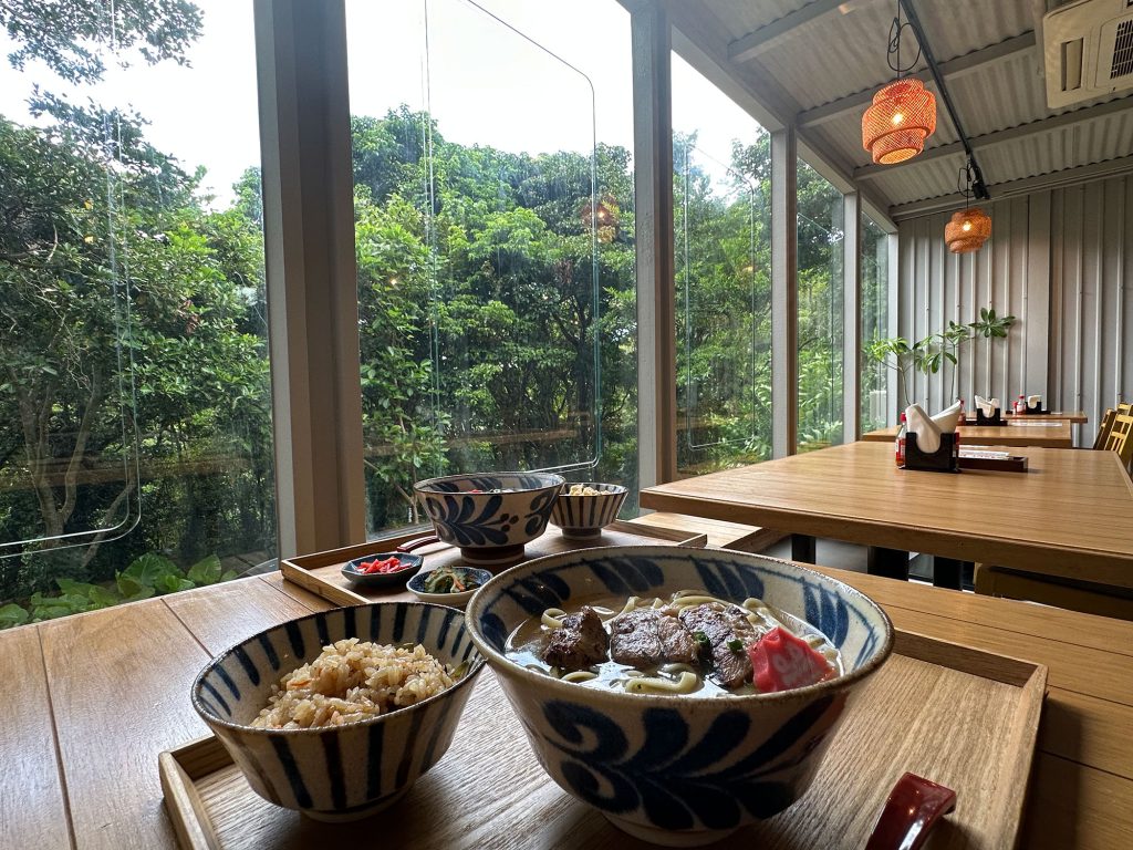 やんばるの原生林の森の中の沖縄そば家『沖縄そば　今帰仁の森』｜国頭郡今帰仁村 /CELEBRATIONS maki