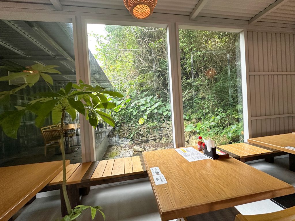 やんばるの原生林の森の中の沖縄そば家『沖縄そば　今帰仁の森』｜国頭郡今帰仁村 /CELEBRATIONS maki