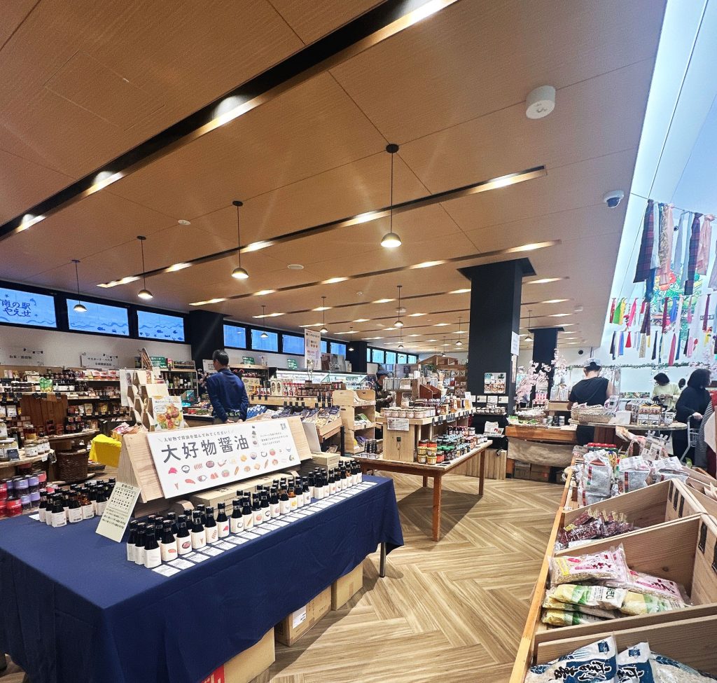 嘉数ゆりオススメ!地元の新鮮な農産物や特産物がいっぱい!『南の駅 やえせ』|島尻郡八重瀬町