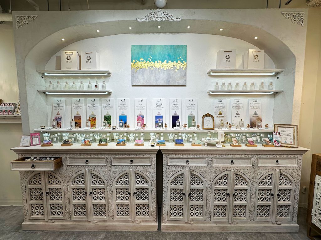 沖縄の自然と数秘術から生まれた開運フレグランス『FSGB沖縄香水』アメリカンビレッジ店｜中頭郡北谷町美浜 /CELEBRATIONS maki