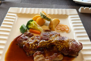嘉数ゆりオススメ！ランチフルコースがお得＆大満足『Bistro Grand Chariot（ビストロ グランシャリオ）』｜沖縄市泡瀬