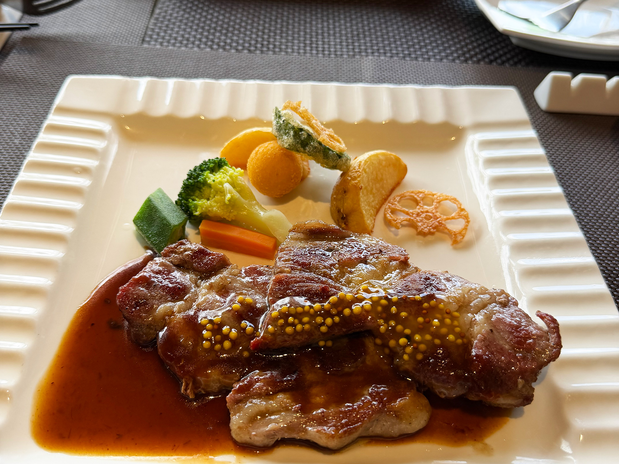 嘉数ゆりオススメ！ランチフルコースがお得＆大満足『Bistro Grand Chariot（ビストロ グランシャリオ）』｜沖縄市泡瀬